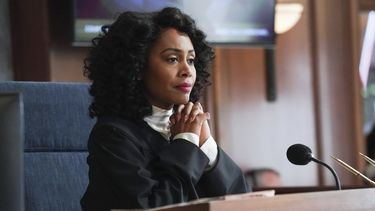 Esta imagen publicada por CBS muestra a Simone Missick en una escena de All Rise.&nbsp;