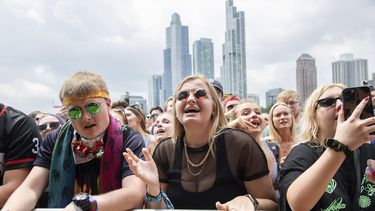 Asistentes al Festival Musical Lollapalooza el 29 de julio de 2021 en Grant Park en Chicago. Los expertos de salud están cada vez más preocupados por los próximos eventos masivos en Estados Unidos. La Feria Estatal de Iowa atraerá a más de 1 millón de personas a Des Moines, muchos provenientes de condados con bajos niveles de vacunación y una prevalencia cada vez mayor de COVID-19. Una feria en Minnesota próxima a realizarse suele atraer 2 millones de visitantes y una carrera de motocicletas en Dakota del Sur, convocaría a unas 700.000 personas.&nbsp;