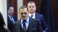 El actor Johnny Depp llega a la sala del tribunal después del almuerzo, en la Corte de Circuito del Condado de Fairfax, el lunes 2 de mayo de 2022 en Fairfax, Virginia.