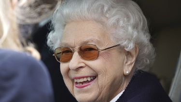 La reina Isabel II sonríe al asistir a la muestra de caballos y equitación Royal Windsor Horse Show, en Windsor, Inglaterra, el viernes 13 de mayo de 2022.&nbsp;