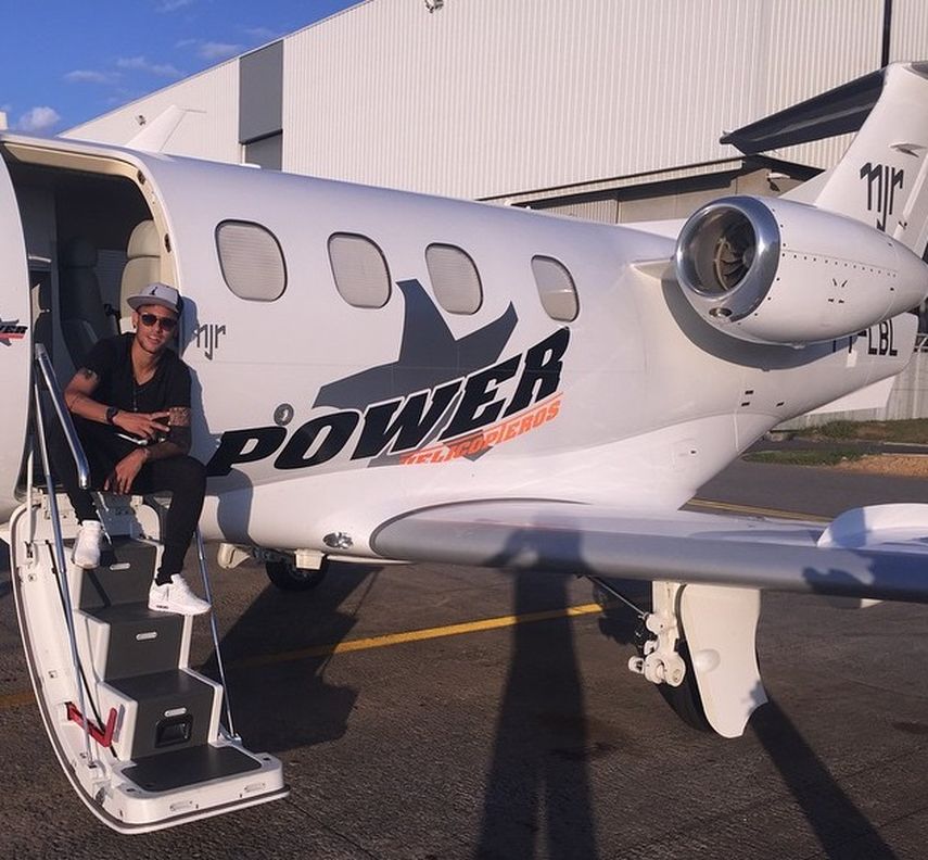 El jugador adquirió un avión para sus viajes personales