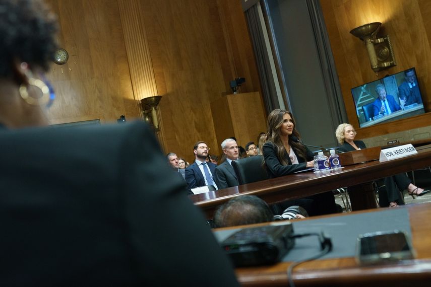 La secretaria de Seguridad Nacional de EEUU, Kristi Noem (centro), asiste a una audiencia presupuestaria en el Comité de Seguridad Nacional (DHS) y Asuntos Gubernamentales del Senado el 20 de mayo de 2025.