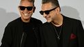 Los miembros de la banda inglesa de música electrónica Depeche Mode, Martin Gore (L) y Dave Gahan, sonríen antes de una conferencia de prensa en Berlín, el 4 de octubre de 2022, para anunciar su álbum Memento Mori y su gira 2023.