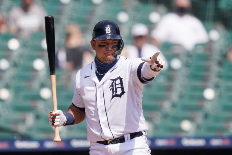 Miguel Cabrera de los Tigres de Detroit señala hacia el umpire de primera base tras contener el swing durante un juego contra los Mellizos de Minnesota, el martes 6 de abril de 2021.