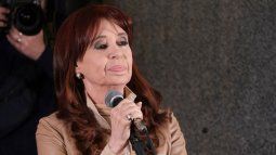 La expresidenta de Argentina, Cristina Fernández de Kirchner, saluda a sus simpatizantes en la sede del Partido Justicialista en Buenos Aires el 10 de junio de 2025.