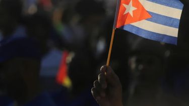 Una persona ondea una bandera cubana durante una reunión para conmemorar el Día Internacional de los Trabajadores en la Plaza José Martí en La Habana, Cuba, el miércoles 1 de mayo de 2024.