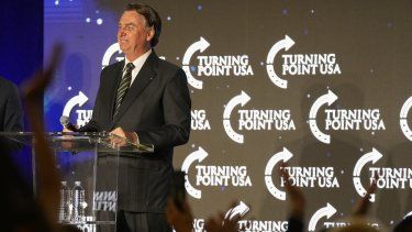 El expresidente de Brasil, Jair Bolsonaro, habla mientras los partidarios aplauden, en un evento organizado por el grupo conservador Turning Point USA en el Trump National Doral Miami, el viernes 3 de febrero de 2023, en Doral, Florida.