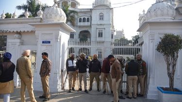 Policías afuera del histórico Templo Dorado, uno de los santuarios más venerados de los sijs en la India, donde un hombre fue asesinado a golpes luego de que supuestamente intentó cometer un acto sacrílego, en Amritsar, India.