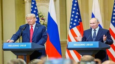 El presidente estadounidense Donald Trump  y su homólogo ruso Vladimir Putin ofrecen una rueda de prensa conjunta tras la cumbre celebrada en el Palacio Presidencial de Helsinki.