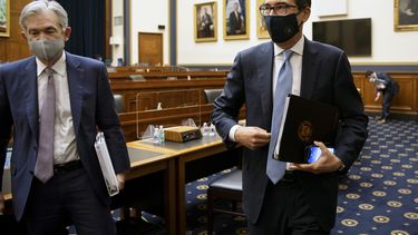 El presidente de la Reserva Federal, Jerome Powell (izquierda), y el secretario del Tesoro, Steven Mnuchin, después de asistir a una audiencia de la Comisión de Servicios Financieros de la Cámara de Representantes.  
