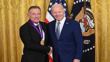 El presidente Joe Biden otorga al músico Bruce Springsteen la Medalla Nacional de las Artes 2021 durante una ceremonia en el Salón Este de la Casa Blanca en Washington D.C. el 21 de marzo de 2023.