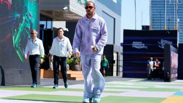 El piloto de la Fórmula 1, Lewis Hamilton, llega a la primera práctica del Gran Premio de Arabia Saudí en el circuito de Yeda, el viernes 17 de marzo del 2023.