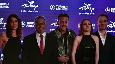 Cansu Dere, Miss Turquía 2000; Ahmet Bolat, presidente de la Junta Directiva de Turkish Airlines, junto a los actores Carlos Ponce, Melis Sezen y Kerem Bürsin, posan durante la gala que Turkish Airlines celebró en Miami.
