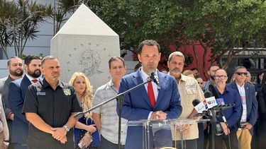 Bryan Calvo, alcalde de Hialeah, durante el anuncio.&nbsp;