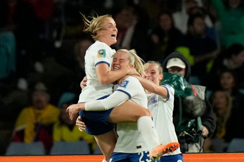 La inglesa Alessia Russo, centro, festeja el segundo gol de su equipo contra Colombia en partido de cuartos de final de la Copa del Mundo en el Estadio Australia en Sydney, sábado 12 de agosto de 2023. Inglaterra ganó 2-1 y avanzó a semifinales, en las que enfrentará a la anfitriona Australia.&nbsp;