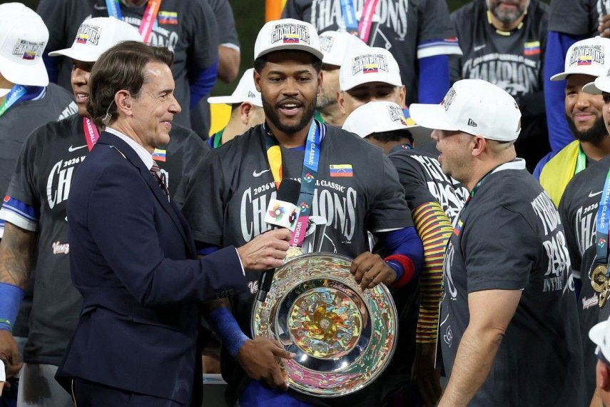 El comentarista de Fox Sports, Tom Verducci, entrevista al Jugador Más Valioso, Maikel García #11, de la selección de Venezuela, y a su traductor tras la victoria por 3-2 contra la selección de Estados Unidos en el loanDepot Park el 17 de marzo de 2026 en Miami, Florida.&nbsp;