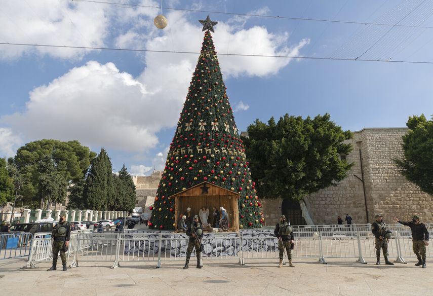 Una unidad de seguridad nacional palestina vigila en la Plaza del Pesebre en Belén, antes de la Navidad, el miércoles 23 de diciembre de 2020, en Cisjordania.