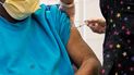Un residente de una casa para ancianos recibe la dosis de refuerzo de la vacuna contra el COVID-19 en Nueva York, el lunes 27 de septiembre de 2021.