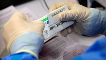 NOTICIA DE VENEZUELA  - Página 63 Un-trabajador-abre-una-caja-vacuna-contra-el-coronavirus-fabricada-una-filial-sinopharm-una-sesion-vacunacion-perodistas-extranjeros-residentes-china-un-centro-vacunacion-beijing-el-martes-23-marzo-2021