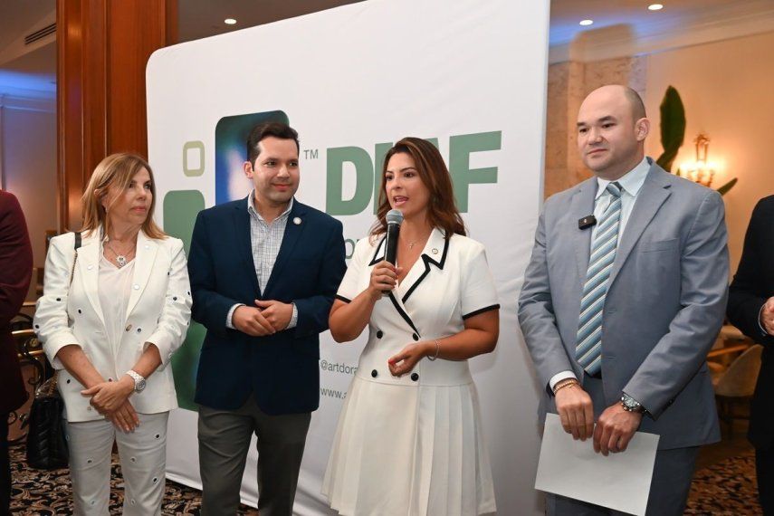 Adriana Meneses, curadora de la feria; Rafael Pineyro, concejal de Doral; Christi Fraga, alcaldesa de Doral; y Alberto Fuenmayor, director ejecutivo del comité organizador del evento.