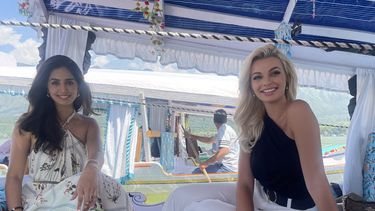 En esta fotografía, tomada y publicada por el Departamento de Turismo de Jammu y Cachemira el 29 de agosto de 2023, Miss Mundo 2022, Karolina Bielawska, y Miss India World 2022, Sini Shetty, viajan en bote en el lago Dal en Srinagar, la capital de verano de Jammu y Cachemira.  