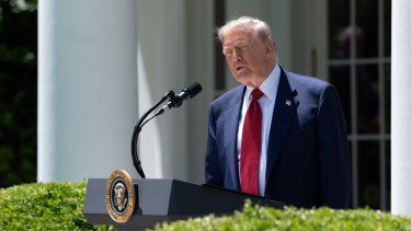 El presidente Donald Trump habla con los medios en la Casa Blanca, en Washington D.C.
