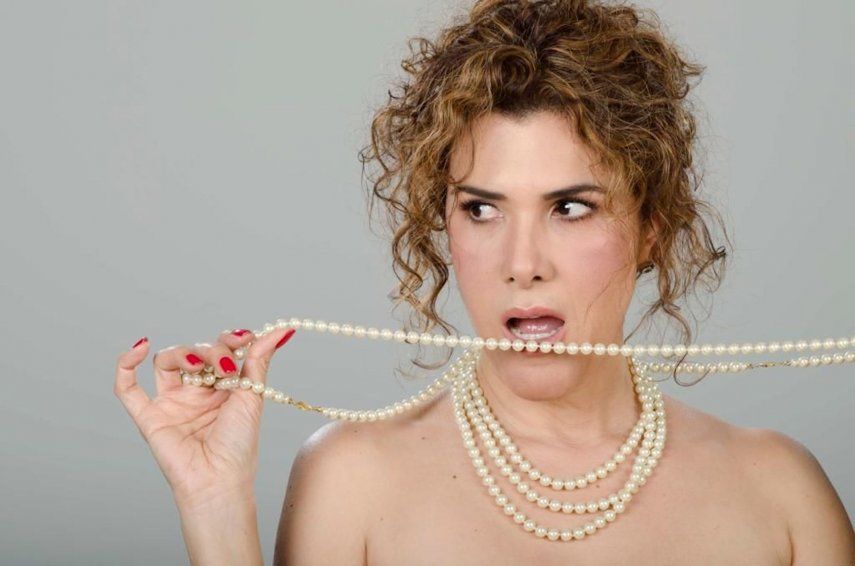 La actriz Rosalinda Rodríguez interpreta el unipersonal “Pórtate bien”, en el Teatro Trail, en Miami.&nbsp;
