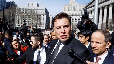 Elon Musk (cen.), dofundador de Tesla, responde a preguntas de los medios a su salida de un Tribunal Federal en Nueva York, el 4 de abril de 2019.&nbsp;