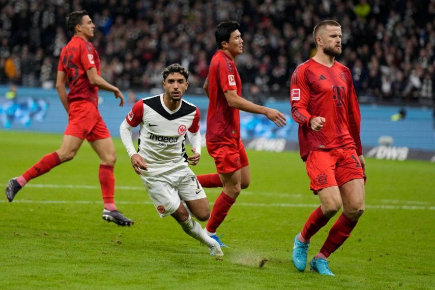 Omar Marmoush (centro) del Eintracht Frankfurt celebra luego de anotar el tercer gol de su equipo en el empate 3-3 contra Bayern Múnich en Fráncfort, el domingo 6 de octubre de 2024.&nbsp;