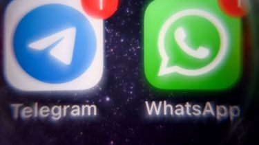 Esta fotografía, tomada el 23 de marzo de 2022, muestra el logotipo de Telegram, el servicio de mensajería y llamadas, y el logotipo de WhatsApp, el software estadounidense de mensajería instantánea, en la pantalla de un teléfono inteligente en Moscú. Rusia anunció restricciones a las llamadas en WhatsApp y Telegram el 13 de agosto de 2025, argumentando que esto era necesario para combatir la delincuencia, según informaron medios estatales. (Foto de AFP)