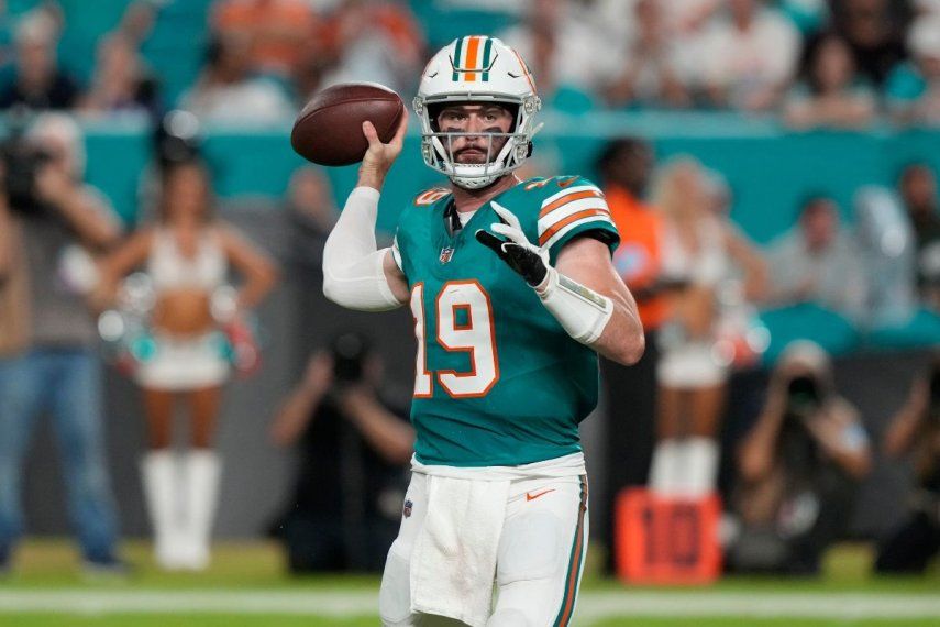 El quarterback de los Dolphins de Miami, Skylar Thompson, busca a quién lanzar el balón en el encuentro ante los Bills de Búfalo, el jueves 12 de septiembre del 2024.&nbsp;