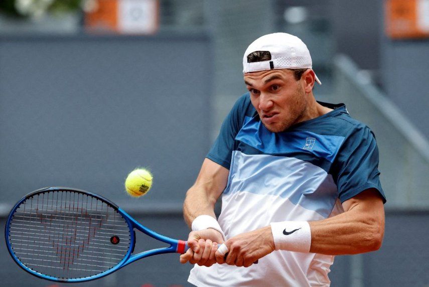 &nbsp;El británico Jack Draper devuelve la pelota al estadounidense Tommy Paul durante su partido de octavos de final del torneo de tenis ATP Tour Madrid Open 2025 en la Caja Mágica de Madrid, el 30 de abril de 2025.