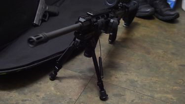 Cualquier intento de prohibir la venta abierta de rifles de asalto ha sido interpretada, por organizaciones como la Asociación Nacional del Rifle, como un intento de destruir la segunda enmienda. 