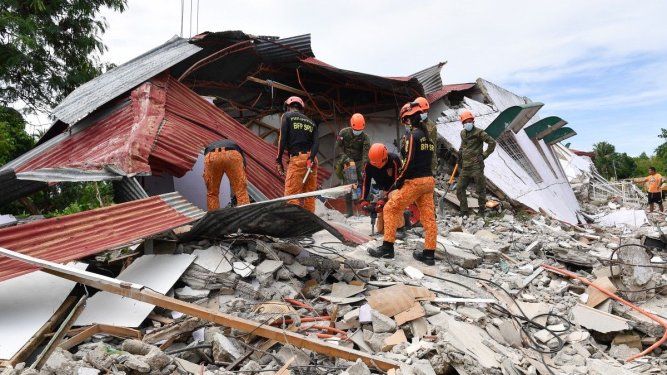 Rescatistas buscan a tres personas reportadas como desaparecidas bajo los escombros de un edificio derrumbado en la ciudad de Bogo el 1 de octubre de 2025, después de que un potente terremoto de magnitud 6,9 sacudiera el centro de Filipinas, matando a decenas de personas en la isla de Cebú, y se teme que la cifra aumente.&nbsp;&nbsp;