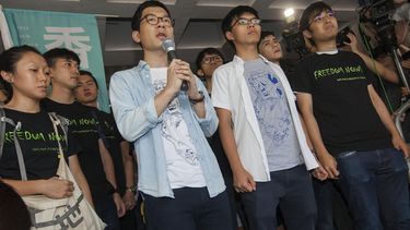 Los tres jóvenes activistas, Joshua Wong, Alex Chow y Nathan Law declaran a las puertas del Tribunal que les dio sentencia.&nbsp;