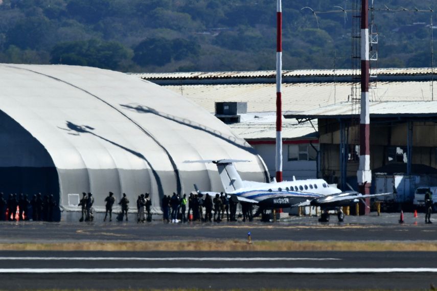 Un avión de la Administración para el Control de Drogas (DEA) permanece en la pista durante la operación de extradición para trasladar al exministro de Seguridad Pública de Costa Rica, Celso Gamboa Sánchez, y a Edwin López Vega a Estados Unidos, en Alajuela, Costa Rica, el 20 de marzo de 2026