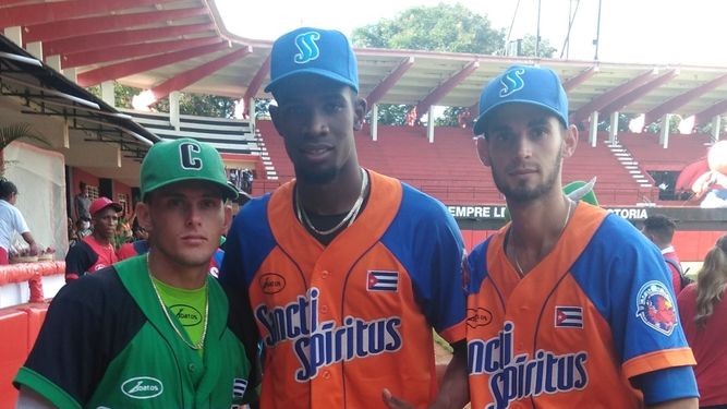 Geisel Cepeda (medio) jugó el año pasado con Gallos de Sancti Spiritus