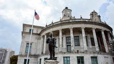 El ayuntamiento de Coral Gables recoge claras formas neoclásicas y mediterráneas y fue inaugurado en 1928.