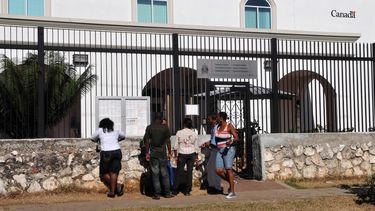 Varias personas esperan para ser atendidas en la entrada del consulado de Canadá en La Habana (Cuba).