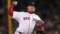 En esta foto del 25 de octubre de 2017, Curt Schilling de los Medias Rojas de Boston lanza ante los Rockies de Colorado en el segundo juego de la Serie Mundial en el Fenway Park de Boston En esta foto del 25 de octubre de 2017, Curt Schilling de los Medias Rojas de Boston lanza ante los Rockies de Colorado en el segundo juego de la Serie Mundial en el Fenway Park de Boston