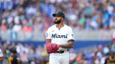 El dominicano Sandy Alcántara, de los Marlins de Miami, durante su apertura en el día inaugural, el 27 de marzo de 2025.