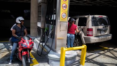Maduro ha dicho que quienes no posean el llamado carnet de la patria deberán pagar la gasolina a precio internacional, el cual será establecido en el transcurso de septiembre a octubre, ya cuando esté aprobado el sistema.