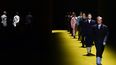 El actor estadounidense Kyle MacLachlan, y los actores británicos Louis Partridge y Thomas Brodie-Sangster presentan junto a modelos las creaciones de Prada para hombres, para la temporada otoño-invierno.