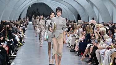 Modelo presenta una creación para Fendi durante el desfile de la colección Mujer Otoño/Invierno 2022/2023 en el segundo día de la Semana de la Moda de Milán.