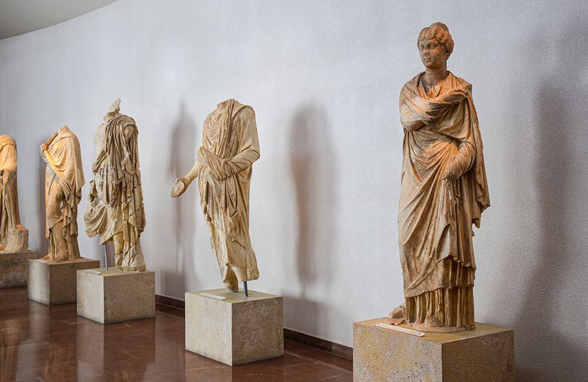 Esculturas resguardadas en museo, Olimpia, Grecia.