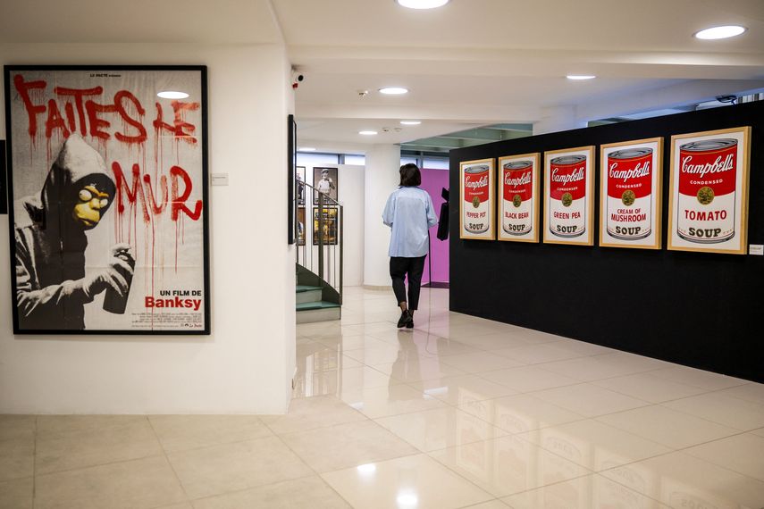 Una mujer visita una galería donde se exhibe una exposición del famoso y esquivo artista Banksy en Belgrado el 26 de febrero de 2025.