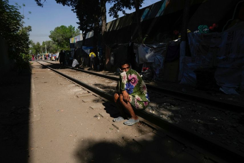 Un migrante venezolano, oriundo de la ciudad de Maracaibo, sentado en la vía del tren, en una zona repleta de tiendas de campañas, en Ciudad de México.