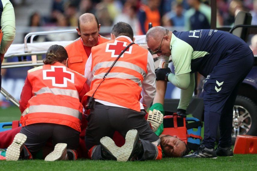 El portero holandés #01 de Las Palmas, Jasper Cillessen, recibe atención médica tras lesionarse durante el partido de la liga española entre el Club Atlético de Madrid y la UD Las Palmas en el estadio Metropolitano de Madrid, el 3 de noviembre de 2024.