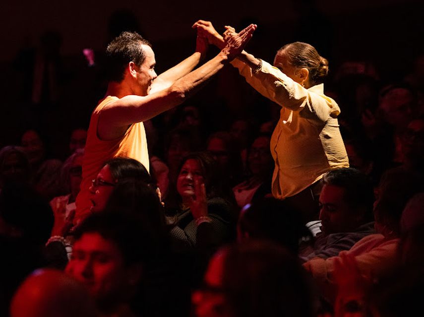 Migguel Anggelo comparte el baile con una espectadora, en un encuentro que lleva la fiesta del escenario hasta las butacas. &nbsp;