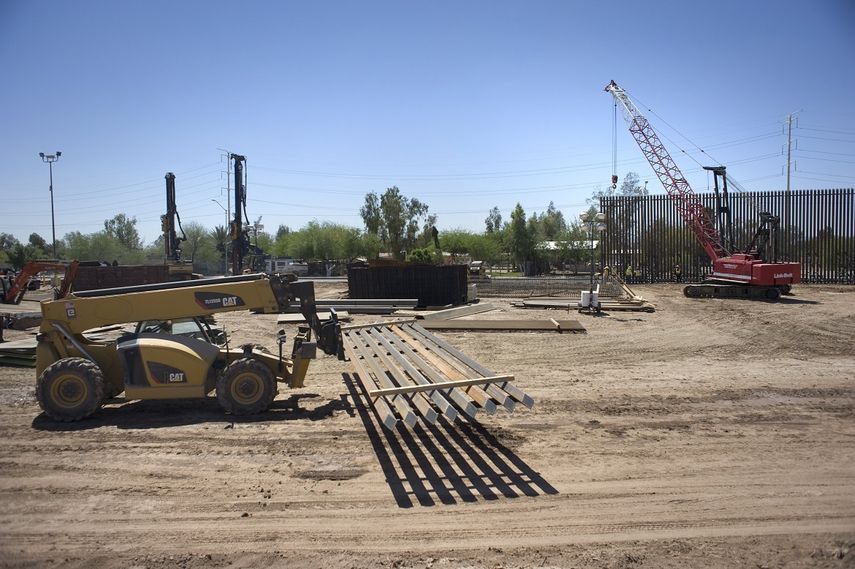 Trabajadores avanzan en la construcción del muro fronterizo con México en la zona de Caléxico, EEUU, en abril de 2018.
